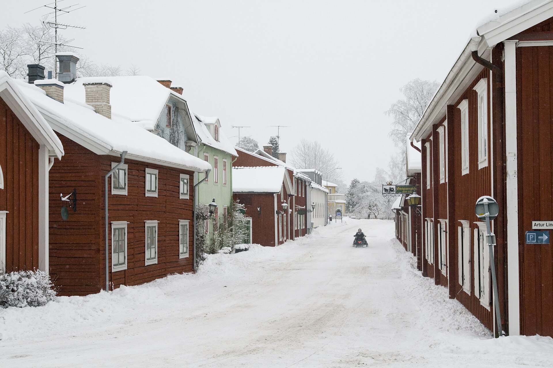 Vintergata i Grythyttan med röda trähus