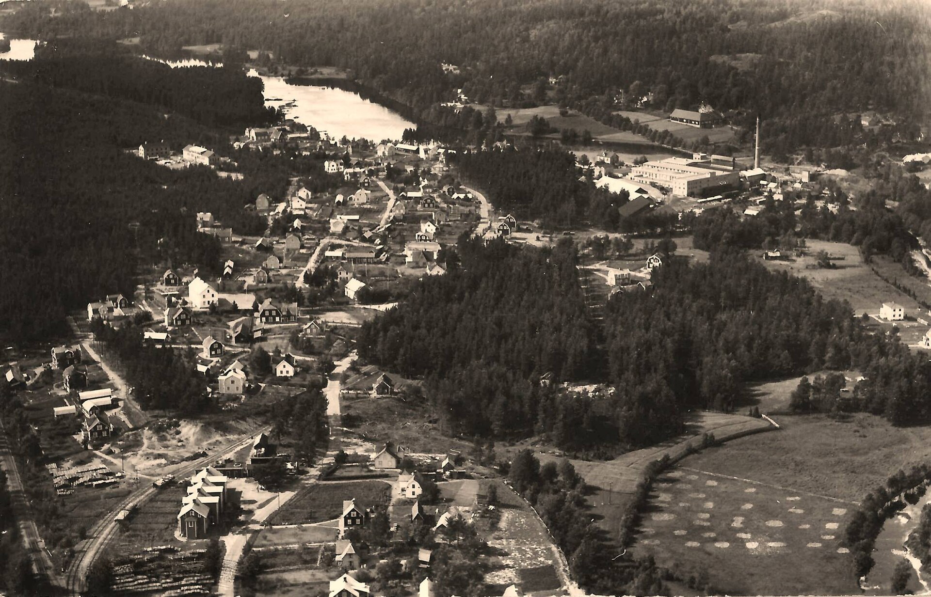 Äldre flygbild över Hällefors och Silverdalen