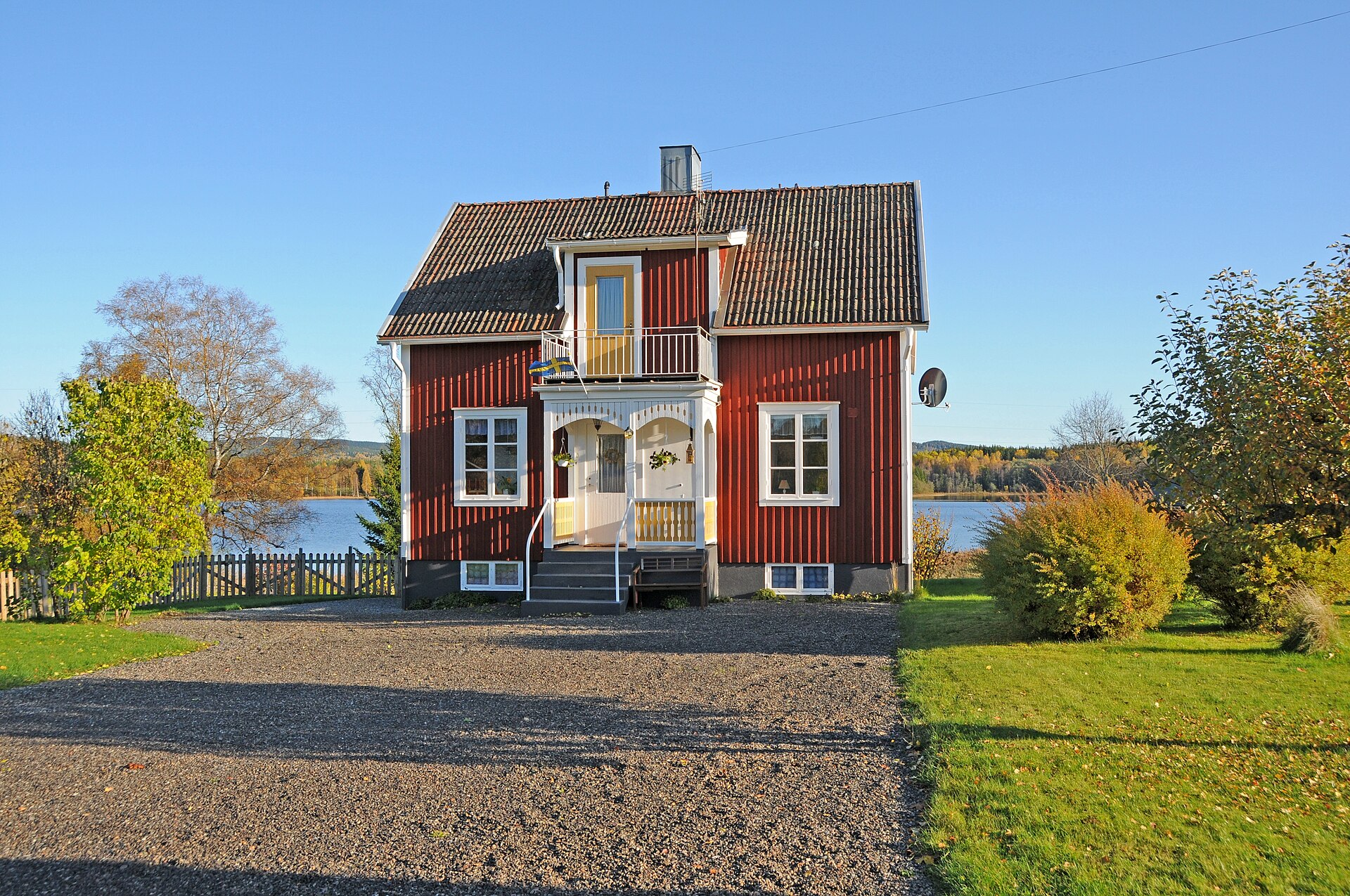 Rött hus vid sjön i Hjulsjö
